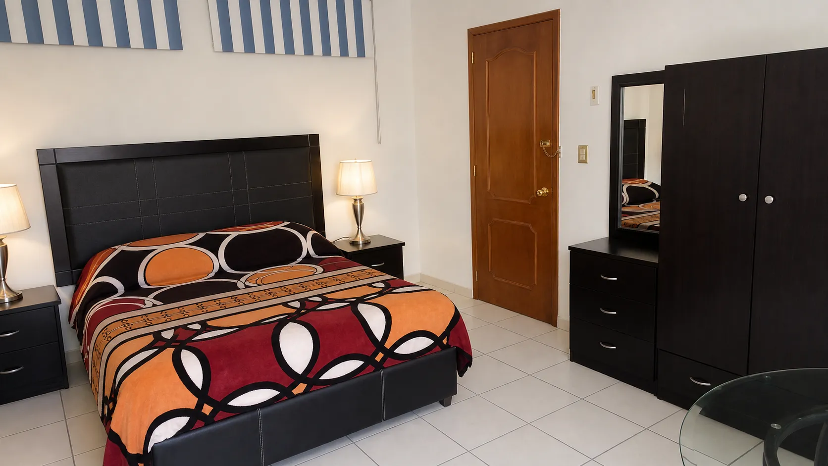 Habitación King Size del Hotel La Parroquia — detalle del cuarto