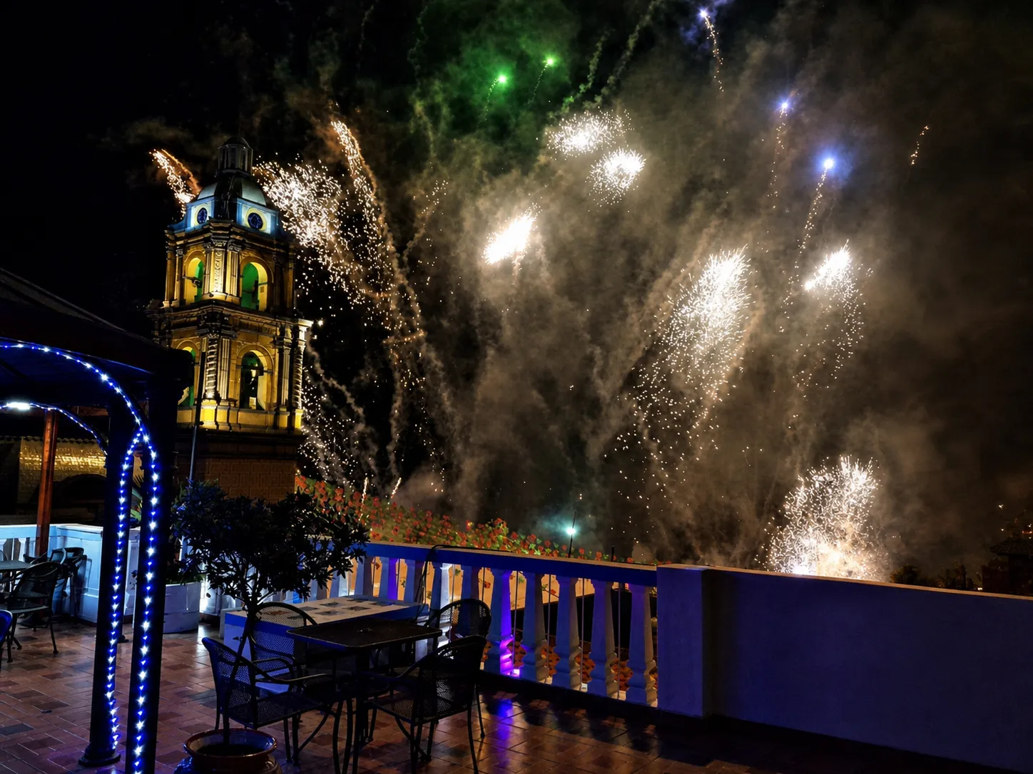 Terraza del Hotel La Parroquia con fuegos artificiales sobre la Parroquia de Tecamachalco