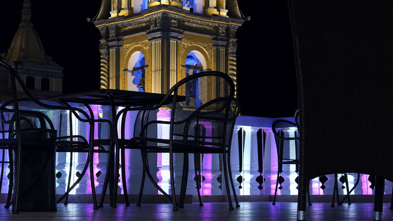 Vista nocturna de la terraza del Hotel La Parroquia en Tecamachalco