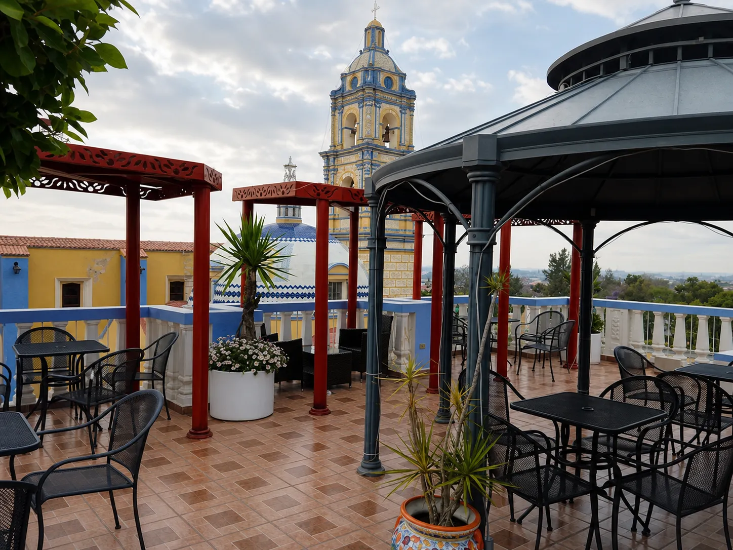 Terraza panorámica del Hotel La Parroquia con vista a la cúpula de la Parroquia